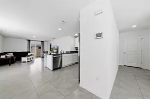 37396 Sharks Eye Ln, Zephyrhills, FL 33541 - Photo 4