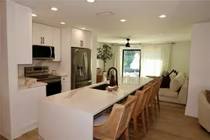 9484 Treasure Ln NE, Saint Petersburg, FL 33702 - Photo 2