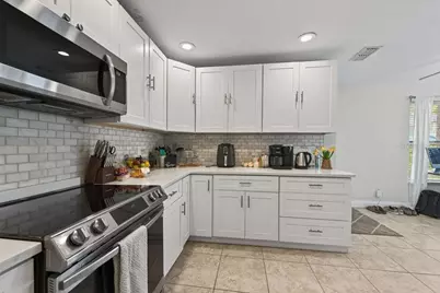 1672 Watermark Circle NE, Saint Petersburg, FL 33702 - Photo 18