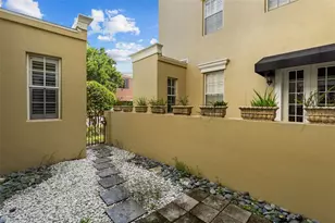 2419 Victoria Gardens Ln, Tampa, FL 33609 - Photo 4