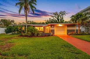 328 Bayview Dr NE, Saint Petersburg, FL 33704 - Photo 1