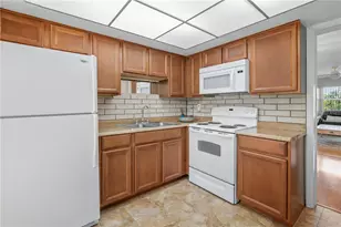 7801 11th St N, Saint Petersburg, FL 33702 - Photo 6