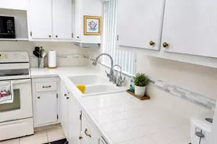 4575 Cove Cir, Saint Petersburg, FL 33708 - Photo 4