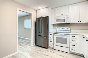 4575 Cove Cir, Saint Petersburg, FL 33708 - Photo 4