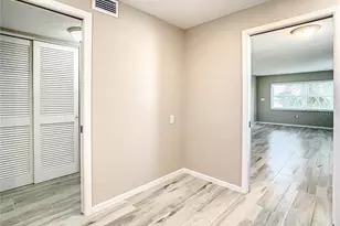 4575 Cove Cir, Saint Petersburg, FL 33708 - Photo 10
