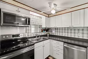 37249 Hammond Dr, Zephyrhills, FL 33541 - Photo 10
