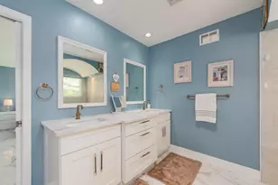 1826 Venetian Point Dr, Clearwater, FL 33755 - Photo 24