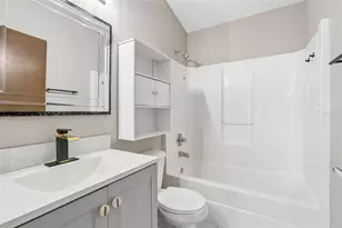 8711 Busch Oaks St, Tampa, FL 33617 - Photo 14