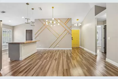 8711 Busch Oaks Street, Tampa, FL 33617 - Photo 2