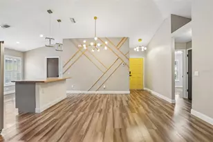 8711 Busch Oaks St, Tampa, FL 33617 - Photo 2