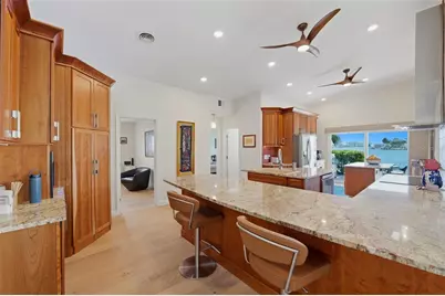 661 79th Circle S, Saint Petersburg, FL 33707 - Photo 14