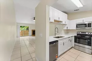 918 Otto Villa Pl, Tampa, FL 33612 - Photo 2
