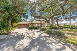 215 Snell Isle Blvd NE, Saint Petersburg, FL 33704 - Photo 1