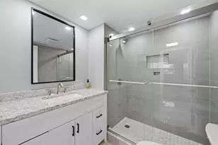 6061 2nd St E, Saint Petersburg, FL 33706 - Photo 24