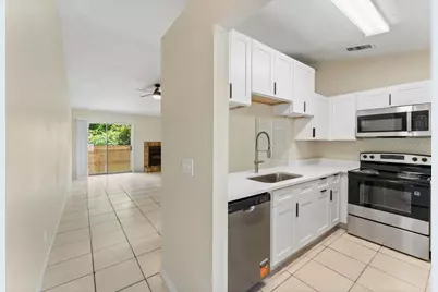 918 Otto Villa Place #9, Tampa, FL 33612 - Photo 2