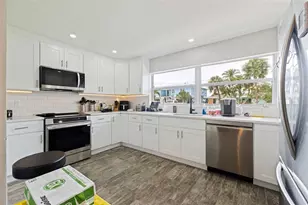7073 S Shore Dr S, Saint Petersburg, FL 33707 - Photo 10