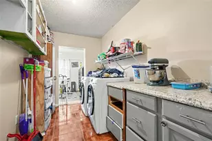 3040 Strawberry Ln, Lakeland, FL 33801 - Photo 10