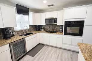 7102 Hollowell Dr, Tampa, FL 33634 - Photo 12
