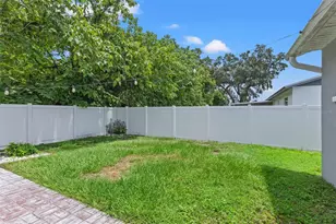 560 Robin Hill Cir, Brandon, FL 33510 - Photo 32