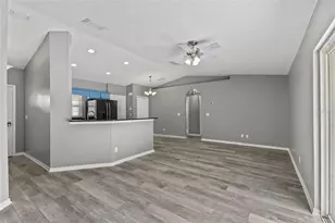 560 Robin Hill Cir, Brandon, FL 33510 - Photo 6