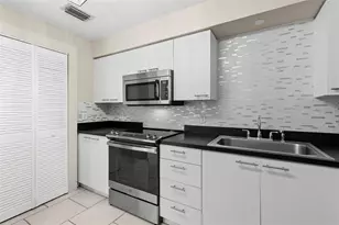 701 Mirror Lake Dr N, Saint Petersburg, FL 33701 - Photo 14