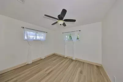 1727 New Hampshire Avenue NE, Saint Petersburg, FL 33703 - Photo 20