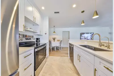 1727 New Hampshire Avenue NE, Saint Petersburg, FL 33703 - Photo 8