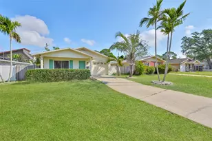 1727 New Hampshire Ave NE, Saint Petersburg, FL 33703 - Photo 2