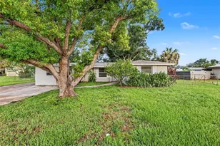 913 Lytle St SW, Ruskin, FL 33570 - Photo 2
