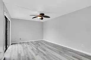 15217 W Pond Woods Dr, Tampa, FL 33618 - Photo 22