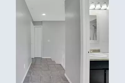 15217 W Pond Woods Drive, Tampa, FL 33618 - Photo 30