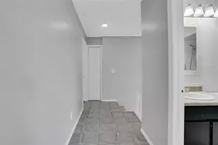 15217 W Pond Woods Dr, Tampa, FL 33618 - Photo 30