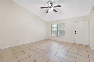 9406 N Hartts Dr, Tampa, FL 33617 - Photo 12