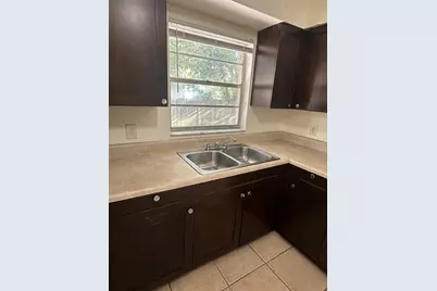 9406 N Hartts Drive, Tampa, FL 33617 - Photo 8