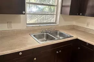 9406 N Hartts Dr, Tampa, FL 33617 - Photo 8