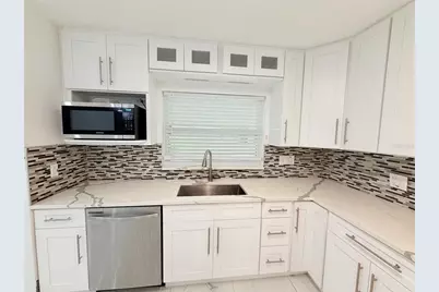 1557 Robinson Drive N, Saint Petersburg, FL 33710 - Photo 8