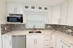 1557 Robinson Dr N, Saint Petersburg, FL 33710 - Photo 8