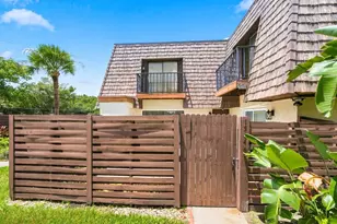 15446 E Pond Woods Dr, Tampa, FL 33618 - Photo 2
