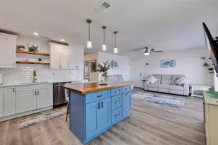 5266 Beach Dr SE, Saint Petersburg, FL 33705 - Photo 4