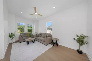 617 Folsom St S, Saint Petersburg, FL 33707 - Photo 6