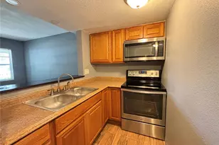 7234 E Bank Dr, Tampa, FL 33617 - Photo 4