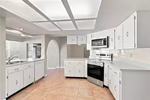 527 Wayfarer Dr, Tarpon Springs, FL 34689 - Photo 4