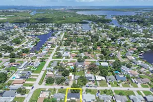 9046 3rd St N, Saint Petersburg, FL 33702 - Photo 4