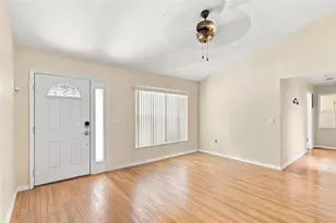 37117 Foxrun Pl, Zephyrhills, FL 33542 - Photo 2