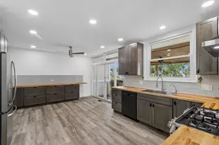 904 Bayshore Dr, Tarpon Springs, FL 34689 - Photo 10