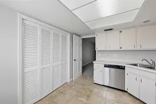 10342 Carrollwood Ln, Tampa, FL 33618 - Photo 8