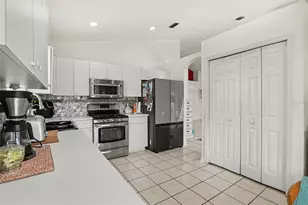 1102 Vinetree Dr, Brandon, FL 33510 - Photo 12