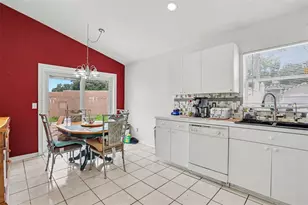 1102 Vinetree Dr, Brandon, FL 33510 - Photo 4