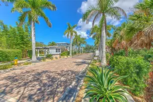 911 Seagrape Dr, Ruskin, FL 33570 - Photo 4