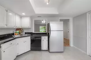 10391 Carrollwood Ln, Tampa, FL 33618 - Photo 14